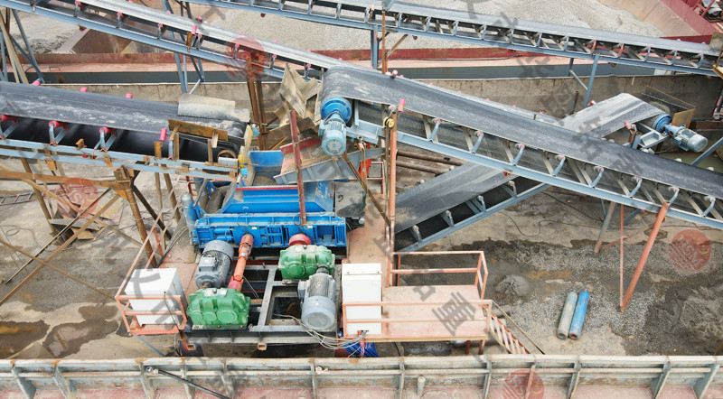 全自動液壓對輥制砂機(jī)現(xiàn)場