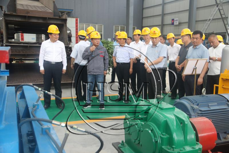  對(duì)輥制砂機(jī)廠家--熱烈歡迎袁書(shū)記來(lái)我廠參觀考察