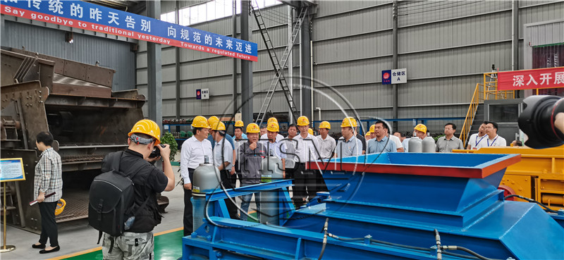  對(duì)輥制砂機(jī)廠家--熱烈歡迎袁書(shū)記來(lái)我廠參觀考察